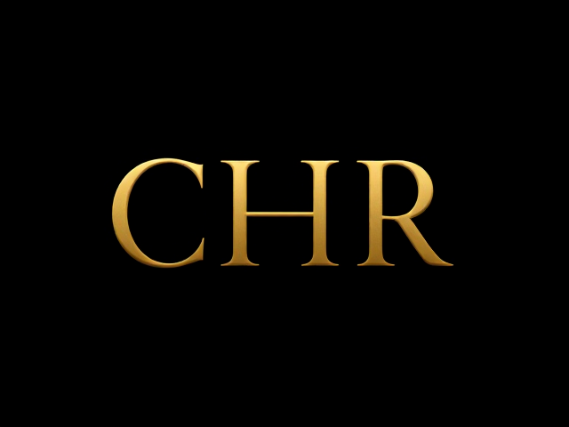 Le logo “CHR” est un design élégant en or massif sur fond noir, avec des lettres entrelacées et lisibles. Il allie simplicité et sophistication pour un rendu haut de gamme et moderne.