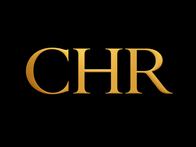 Le logo “CHR” se présente sous une forme élégante et raffinée, avec des lettres entrelacées en or massif sur un fond noir profond. Son design épuré assure une lisibilité parfaite tout en conservant une touche sophistiquée. L’or utilisé apporte une sensation de prestige et de luxe, tandis que le contraste avec le noir renforce son impact visuel. Ce logo incarne à la fois modernité et exclusivité, parfait pour une identité haut de gamme.